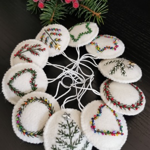 HÍMZETT KARÁCSONYFADÍSZEK 10 DB/SZETT EGYEDI DÍSZÍTÉS GYÖNGYÖKKEL TERMÉSZETES ANYAG GYAPJÚFILC GYAPJÚ AJÁNDÉK DEKORÁCIÓ  - karácsony - karácsonyi lakásdekoráció - karácsonyfadíszek - Meska.hu
