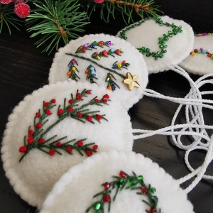 HÍMZETT KARÁCSONYFADÍSZEK 10 DB/SZETT EGYEDI DÍSZÍTÉS GYÖNGYÖKKEL TERMÉSZETES ANYAG GYAPJÚFILC GYAPJÚ AJÁNDÉK DEKORÁCIÓ  - karácsony - karácsonyi lakásdekoráció - karácsonyfadíszek - Meska.hu