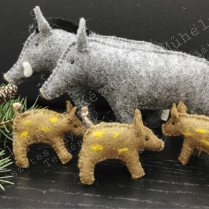 VADDISZNÓ-CSALÁD 5 DB/SZETT VADDISZNÓ VADKAN ANYAKOCA VADMALAC TERMÉSZETES ANYAG GYAPJÚFILC GYAPJÚ NEMEZ ERDEI ÁLLATOK  - Meska.hu