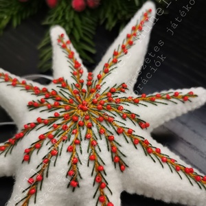 CSILLAGMAG-CSÚCSDÍSZ A KARÁCSONYFA ÉKE TERMÉSZETES ANYAG GYAPJÚFILC GYAPJÚ HÍMZÉSSEL PIROS GYÖNGYÖKKEL SZATÉNSZALAGGAL  - karácsony - karácsonyi lakásdekoráció - karácsonyfadíszek - Meska.hu