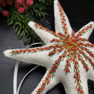 CSILLAGMAG-CSÚCSDÍSZ A KARÁCSONYFA ÉKE TERMÉSZETES ANYAG GYAPJÚFILC GYAPJÚ HÍMZÉSSEL PIROS GYÖNGYÖKKEL SZATÉNSZALAGGAL  - karácsony - karácsonyi lakásdekoráció - karácsonyfadíszek - Meska.hu