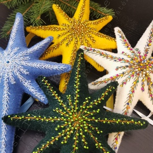 CSILLAGMAG-CSÚCSDÍSZ A KARÁCSONYFA ÉKE TERMÉSZETES ANYAG GYAPJÚFILC GYAPJÚ HÍMZÉSSEL PIROS GYÖNGYÖKKEL SZATÉNSZALAGGAL  - karácsony - karácsonyi lakásdekoráció - karácsonyfadíszek - Meska.hu