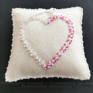 Esküvői Gyűrűpárna Gyöngyökkel Szívvel Egyedi Romantikus Fenntartható Természetes Minőségi Anyagok Gyapjúfilc Gyapjú    - esküvő - kiegészítők - gyűrűtartó & gyűrűpárna - Meska.hu
