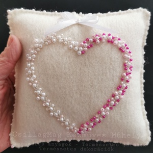 Esküvői Gyűrűpárna Gyöngyökkel Szívvel Egyedi Romantikus Fenntartható Természetes Minőségi Anyagok Gyapjúfilc Gyapjú   , Esküvő, Kiegészítők, Gyűrűtartó & Gyűrűpárna, Varrás, Mindenmás, MESKA