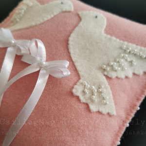 Esküvői Gyűrűpárna Hófehér Gyöngyökkel Díszített Galambokkal Romantikus Természetes Fenntartható Anyagok Gyapjúfilc  - esküvő - kiegészítők - gyűrűtartó & gyűrűpárna - Meska.hu