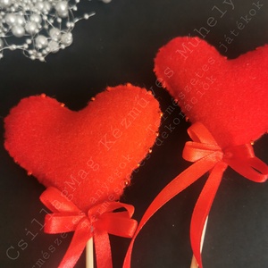 Piros Szív Esküvői Kellék Köszönőajándék Vendégajándék Természetes Anyagok Gyapjúfilc Fa Pálcán Egyedi Dekoráció Ajándék - esküvő - dekoráció - helyszíni dekor - Meska.hu