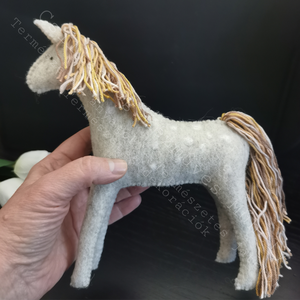 DERES CSILLAGMAG-LOVACSKA EMLÉKŐRZŐ LOVAK FOTÓ ALAPJÁN IS TERMÉSZETES ANYAG GYAPJÚFILC GYAPJÚ 100 % PAMUTFONAL WALDOR - játék & sport - sport és kikapcsolódás - lovaglás - Meska.hu