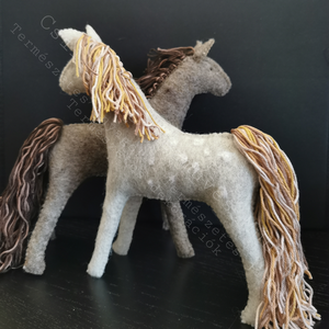 DERES ÉS SZÉLJÁRÓ EMLÉKŐRZŐ LOVAK 2 DB/SZETT FOTÓ ALAPJÁN IS TERMÉSZETES ANYAG GYAPJÚFILC GYAPJÚ 100 % PAMUTFONAL EGYEDI - Meska.hu