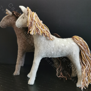 DERES ÉS SZÉLJÁRÓ EMLÉKŐRZŐ LOVAK 2 DB/SZETT FOTÓ ALAPJÁN IS TERMÉSZETES ANYAG GYAPJÚFILC GYAPJÚ 100 % PAMUTFONAL EGYEDI - játék & sport - sport és kikapcsolódás - lovaglás - Meska.hu