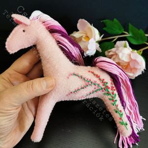 CSILLAGFÜRT HÍMZÉSSEL GYÖNGYÖKKEL DÍSZÍTETT GYAPJÚFILC CSILLAGMAG-LOVACSKA TERMÉSZETES ANYAG GYAPJÚFILC GYAPJÚ WALDORF  - Meska.hu