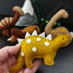 DINOSZAURUSZOK 6 DB/SZETT TERMÉSZETES ANYAGOK GYAPJÚFILC GYAPJÚ EGYEDI JÁTÉK DÍNÓK VULKÁN WALDORF  - játék & sport - plüssállat & játékfigura - más figura - Meska.hu