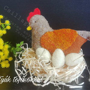 TYÚK TOJÁSOKKAL FÉSZEKKEL 5 DB/SZETT VIDÁM TAVASZI HÚSVÉTI DEKORÁCIÓ TERMÉSZETES EGYEDI JÁTÉK GYAPJÚFILC GYAPJÚ WALDORF  - ünnepi díszek, dekorációk - húsvéti díszek és dekorációk - húsvéti ablakdíszek - Meska.hu