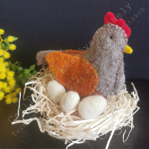 TYÚK TOJÁSOKKAL FÉSZEKKEL 5 DB/SZETT VIDÁM TAVASZI HÚSVÉTI DEKORÁCIÓ TERMÉSZETES EGYEDI JÁTÉK GYAPJÚFILC GYAPJÚ WALDORF  - ünnepi díszek, dekorációk - húsvéti díszek és dekorációk - húsvéti ablakdíszek - Meska.hu