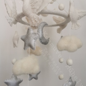 Álomba Ringató Babaforgó Kiságyforgó Mobil Hófehér Galambok Felhők Csillagok Hold Ezüst Csillogás Natúr Színek Természet, Baba - mama, Baba játékok, Kiságyforgó, Varrás, Hímzés, Álomba ringató babaforgó hófehér galambokkal

Ez a különleges, kézzel készült babaforgó a nyugalom ..., MESKA