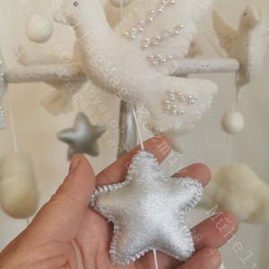 Álomba Ringató Babaforgó Kiságyforgó Mobil Hófehér Galambok Felhők Csillagok Hold Ezüst Csillogás Natúr Színek Természet - baba - mama - baba játékok - kiságyforgó - Meska.hu