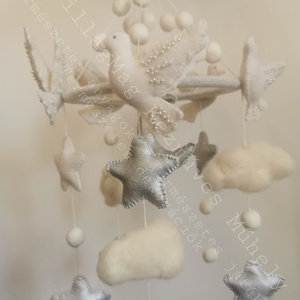 Álomba Ringató Babaforgó Kiságyforgó Mobil Hófehér Galambok Felhők Csillagok Hold Ezüst Csillogás Natúr Színek Természet - baba - mama - baba játékok - kiságyforgó - Meska.hu