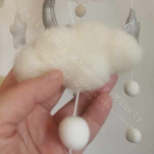 Álomba Ringató Babaforgó Kiságyforgó Mobil Hófehér Galambok Felhők Csillagok Hold Ezüst Csillogás Natúr Színek Természet - baba - mama - baba játékok - kiságyforgó - Meska.hu