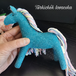 TÜRKIZKÉK CSILLAGMAG-LOVACSKA TERMÉSZETES ANYAGOK GYAPJÚFILC GYAPJÚ 100 %-OS PAMUTFONAL SÖRÉNY EGYEDI WALDORF NEMEZJÁTÉK, Játék & Sport, Plüssállat & Játékfigura, Ló, Baba-és bábkészítés, Varrás, MESKA
