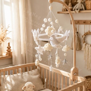Álomba Ringató Babaforgó Kiságyforgó Mobil Hófehér Galambok Felhők Csillagok Hold Ezüst Csillogás Natúr Színek Természet, Baba - mama, Baba játékok, Kiságyforgó, Varrás, Hímzés, MESKA