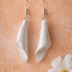 Hóvirág Kála - fülbevaló, Ékszer, Fülbevaló, Lógó fülbevaló, Kerámia, MESKA