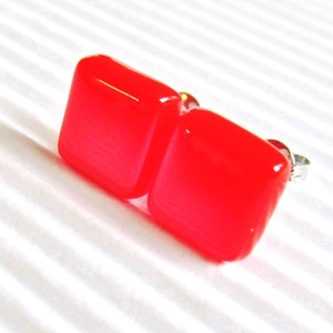 Ferrari piros kocka üveg fülbevaló, ORVOSI FÉM, üvegékszer - ékszer - fülbevaló - pötty fülbevaló - Meska.hu