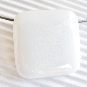 Fehér üveg kocka medál, NEMESACÉL, minimal üvegékszer, Ékszer, Nyaklánc, Medálos nyaklánc, Ékszerkészítés, Üvegművészet, Meska
