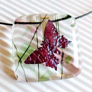 Pillangó a vadrózsabokorban üveg medál, üvegékszer -  - Meska.hu