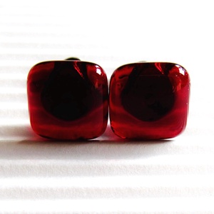 Rubin vörös kocka üveg fülbevaló orvosi fém alapon, üvegékszer - ékszer - fülbevaló - pötty fülbevaló - Meska.hu