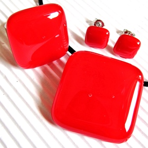 Ferrari piros üveg kocka medál, gyűrű és fülbevaló, üvegékszer szett - ékszer - ékszerszett - Meska.hu