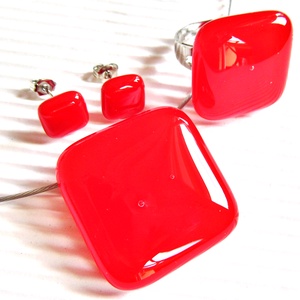 Ferrari piros üveg kocka medál, gyűrű és fülbevaló, üvegékszer szett - ékszer - ékszerszett - Meska.hu