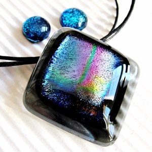 Hamvas napfelkelte dichroic üveg medál és fülbevaló, üvegékszer szett - ékszer - ékszerszett - Meska.hu Hamvas napfelkelte dichroic üveg medál és fülbevaló, üvegékszer szett - ékszer - ékszerszett - Meska.hu