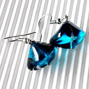 Óceánmély üveggyöngy lógós fülbevaló rozsdamentes acél akasztón, üveggyöngy ékszer - ékszer - fülbevaló - lógó fülbevaló - Meska.hu