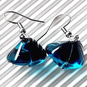 Óceánmély üveggyöngy lógós fülbevaló rozsdamentes acél akasztón, üveggyöngy ékszer - ékszer - fülbevaló - lógó fülbevaló - Meska.hu