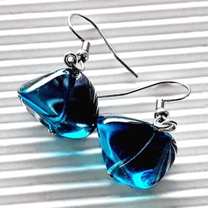 Óceánmély üveggyöngy lógós fülbevaló rozsdamentes acél akasztón, üveggyöngy ékszer - ékszer - fülbevaló - lógó fülbevaló - Meska.hu