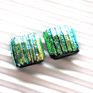 Szentjánosbogárka arany-türkiz szárnnyal dichroic üveg fülbevaló orvosi fém alapon , üvegékszer - ékszer - fülbevaló - pötty fülbevaló - Meska.hu