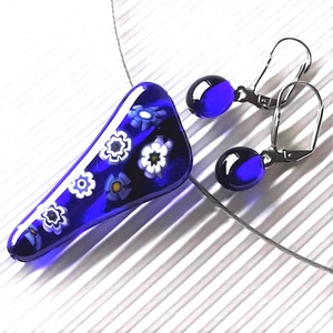 Kéklő virágfolyó üveg nyaklánc és franciakapcsos fülbevaló orvosi fém akasztón ékszerszett, millefiori virág, üvegékszer - ékszer - ékszerszett - Meska.hu