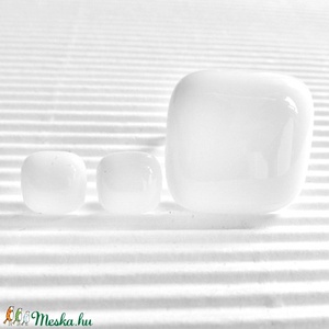 NEMESACÉL - Hófehér kocka üveg gyűrű és fülbevaló orvosi fém alapon, minimal üvegékszer szett - ékszer - ékszerszett - Meska.hu