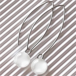 Selymes fehér pötty üveg fülbevaló design, hosszű, orvosi fém akasztón, üvegékszer - ékszer - fülbevaló - lógós kerek fülbevaló - Meska.hu