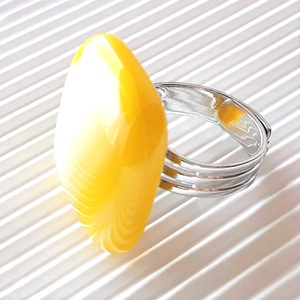 Nárcisz - élénk sárga - fehér kocka üveg gyűrű, minimal, üvegékszer - ékszer - gyűrű - statement gyűrű - Meska.hu