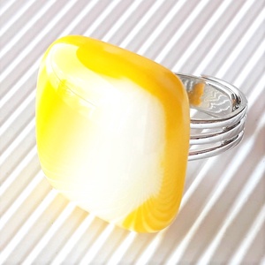 Nárcisz - élénk sárga - fehér kocka üveg gyűrű, minimal, üvegékszer - ékszer - gyűrű - statement gyűrű - Meska.hu