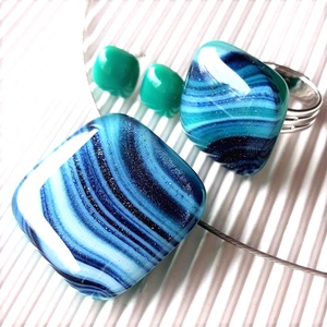 Smaragd - kék selyemcsillám üveg medál, gyűrű és fülbevaló orvosi fém bedugón, minimal, üvegékszer szett - ékszer - ékszerszett - Meska.hu
