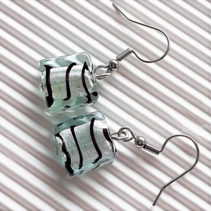 Zebra ezüstben minimal lógós fülbevaló nemesacél akasztón, üveggyöngy ékszer - ékszer - fülbevaló - lógó fülbevaló - Meska.hu