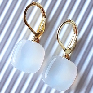 Holdkő fehér kocka üveg fülbevaló arany színű NEMESACÉL franciakapcsos akasztón, üvegékszer - ékszer - fülbevaló - lógó fülbevaló - Meska.hu