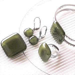 Mohazöld üveg karkötő fém pánton, kocka, minimal, üvegékszer - ékszer - karkötő - karkötő medállal - Meska.hu