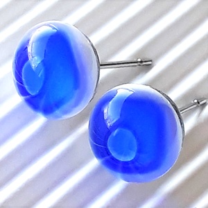 Kék igéző millefiori üveg fülbevaló orvosi fém alapon, üvegékszer  - ékszer - fülbevaló - pötty fülbevaló - Meska.hu