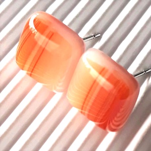 Narancsliget kocka üveg fülbevaló orvosi fém bedugón, üvegékszer - ékszer - fülbevaló - pötty fülbevaló - Meska.hu