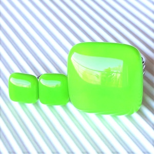 NEMESACÉL - Élénk almazöld üveg gyűrű és franciakapcsos fülbevaló orvosi fém akasztón, üvegékszer szett - ékszer - ékszerszett - Meska.hu