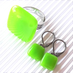 NEMESACÉL - Élénk almazöld üveg gyűrű és franciakapcsos fülbevaló orvosi fém akasztón, üvegékszer szett - ékszer - ékszerszett - Meska.hu