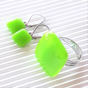 NEMESACÉL - Élénk almazöld üveg gyűrű és franciakapcsos fülbevaló orvosi fém akasztón, üvegékszer szett - ékszer - ékszerszett - Meska.hu