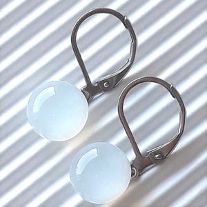 Holdkő fehér pötty üveg franciakapcsos fülbevaló orvosi fém akasztón, üvegékszer - ékszer - fülbevaló - lógós kerek fülbevaló - Meska.hu